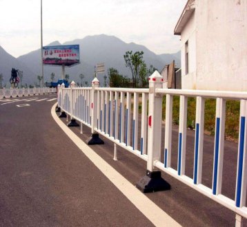 道路護(hù)欄生產(chǎn)廠(chǎng)家在哪里找